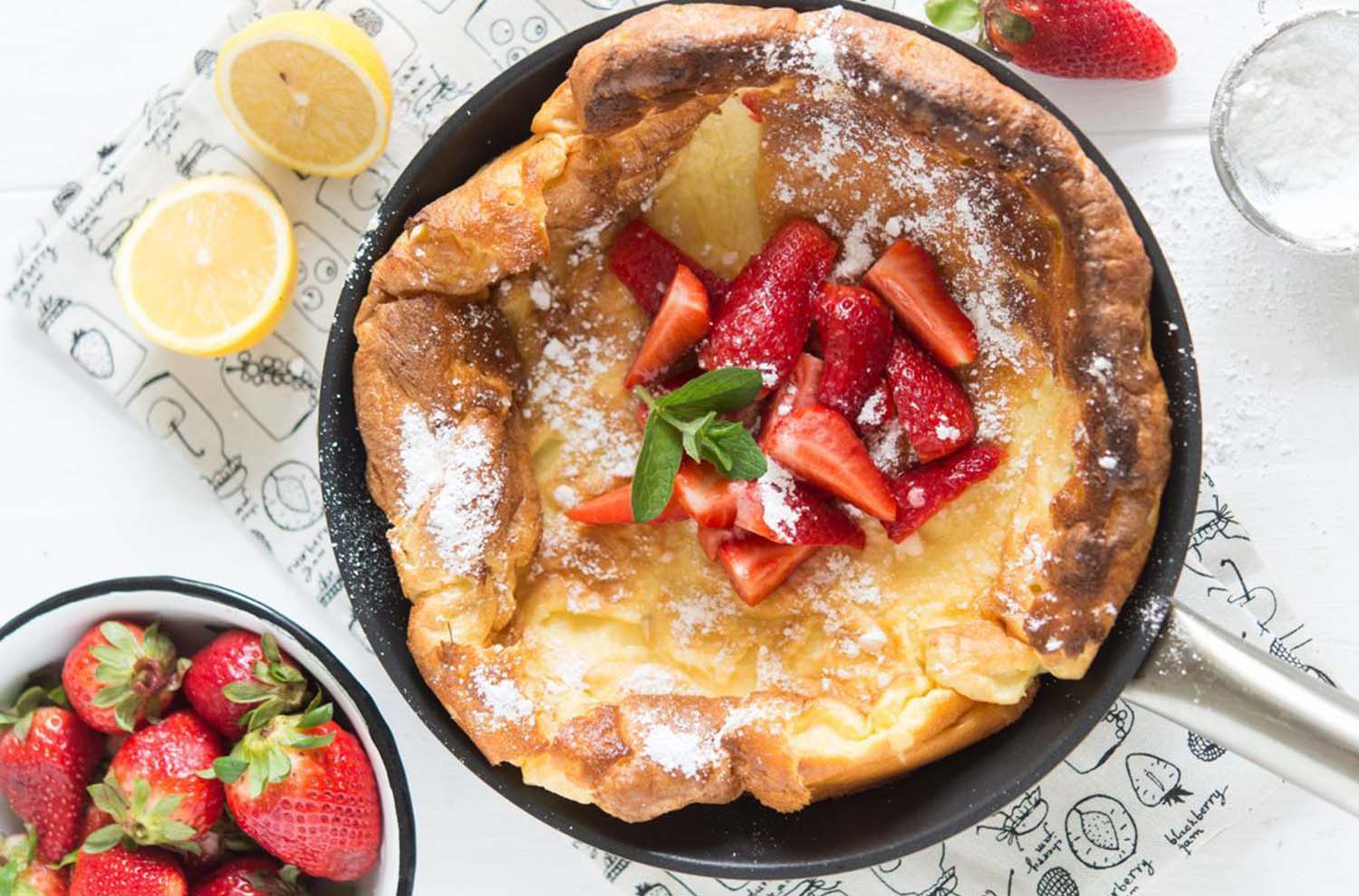 Puffed Pancake with Strawberries 