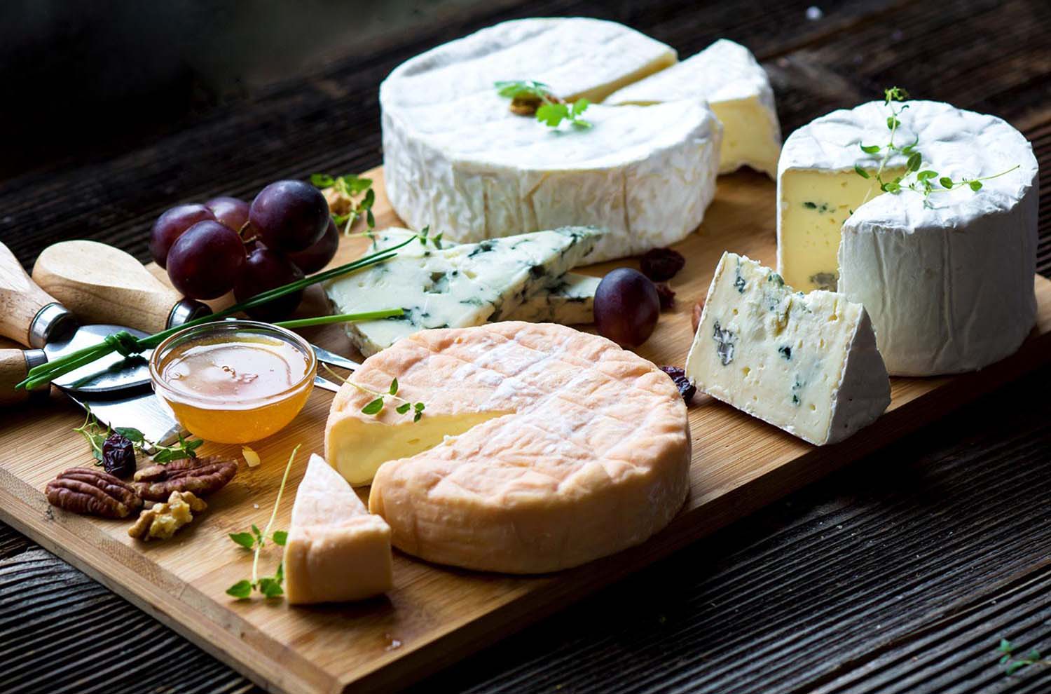 Tips to compose the perfect cheese plate for your next wine party