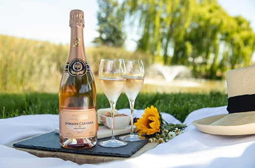rose pour into sparkling wine flute